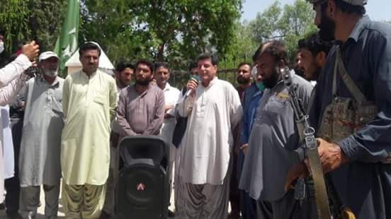 بارکھان: 
نیشنل پارٹی کے مرکزی رہنماء میر عبدالکریم کھیتران سانحہ ڈھنک، تربت کے خلاف احتجاجی ریلی سے خطاب کر رہے ہے۔ اس موقع پر پارٹی کارکن اور سول سوسائٹی اراکین بڑی تعداد میں موجود ہیں۔
#JusticeForBramsh