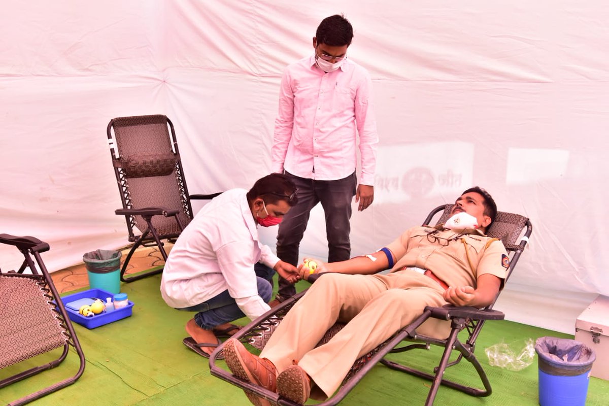daundpolice100's tweet photo. एकमेकांचे रक्त सांगण्यापेक्षा रक्तदान केल्यास देशसेवेचे पुण्य पदरात पाडून घेता येऊ शकते हा संदेश देण्यासाठी दौंड पोलीस ठाण्यात तर्फे आज दहा वाजल्यापासून  दौंड पोलीस ठाण्याचे सर्व अधिकारी व कर्मचारी होमगार्ड पोलीस मित्र यांनी  पोलीस ठाणे आवारात रक्तदान केले https://t.co/6BiPLCNBPg