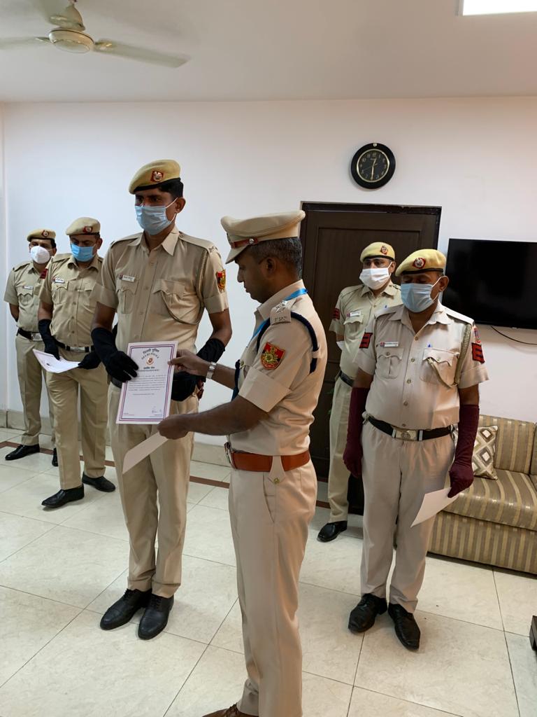 DCPDwarka's tweet photo. पेट्रोलपंप लूटने की कोशिश कर रहे 04 हथियारबंद बदमाशों को वारदात से पहले ही गिरफ्तार करने वाली थाना द्वारका नॉर्थ की टीम को @CPDelhi श्री एसएन श्रीवास्तव साहब ने वीडियो कॉन्फ्रेंसिंग के जरिये सम्मानित किया। 
सर, आपका यह सम्मान पूरे जिले के स्टाफ का मनोबल बढ़ाएगा

#keepindelhisafe https://t.co/zFQFed41j0