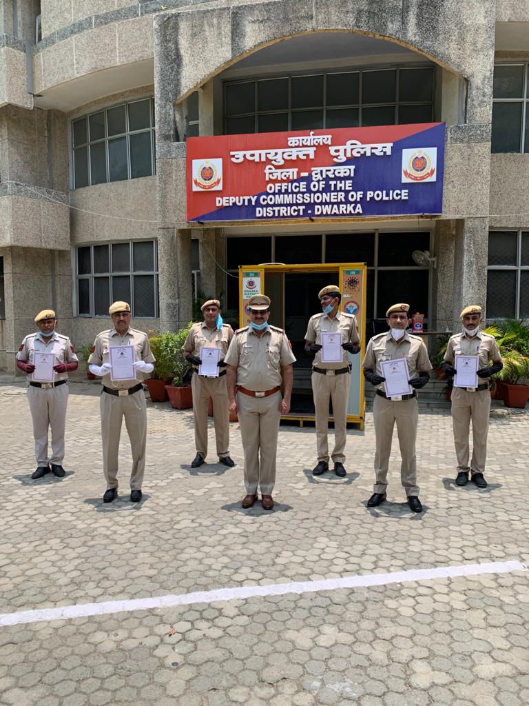 DCPDwarka's tweet photo. पेट्रोलपंप लूटने की कोशिश कर रहे 04 हथियारबंद बदमाशों को वारदात से पहले ही गिरफ्तार करने वाली थाना द्वारका नॉर्थ की टीम को @CPDelhi श्री एसएन श्रीवास्तव साहब ने वीडियो कॉन्फ्रेंसिंग के जरिये सम्मानित किया। 
सर, आपका यह सम्मान पूरे जिले के स्टाफ का मनोबल बढ़ाएगा

#keepindelhisafe https://t.co/zFQFed41j0