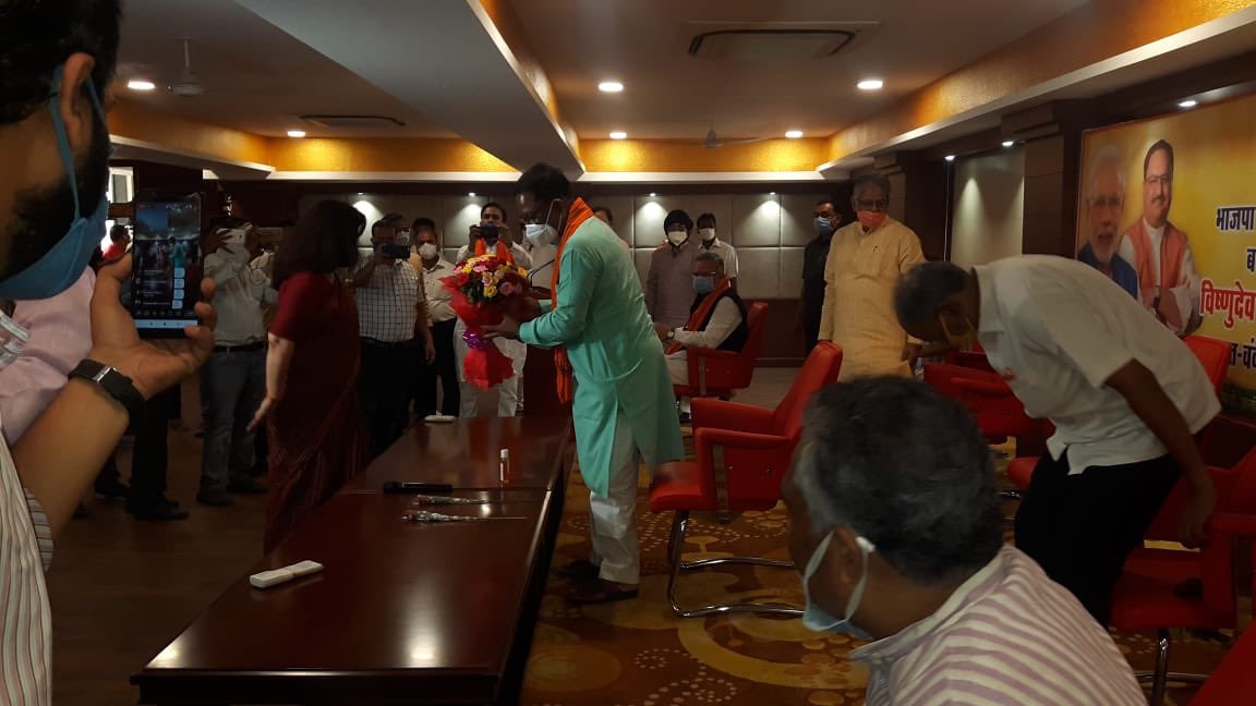 vishnudsai's tweet photo. आज औपचारिक रूप से भारतीय जनता पार्टी, छत्तीसगढ़ के प्रदेश अध्यक्ष के तौर पर पदभार ग्रहण किया। 
मैं पार्टी के सिद्धांतों एवं विचारों को मूलमंत्र बनाकर छत्तीसगढ़ वासियों की सेवा में हमेशा संलग्न रहूँगा । https://t.co/cEH7b30Frl