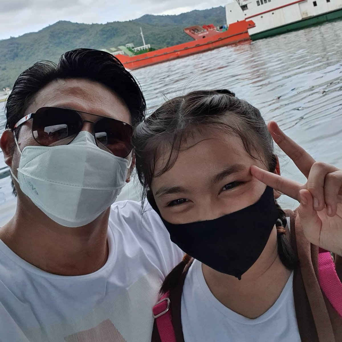 audypangemanan's tweet photo. Tak disangka, ketemu ama Anak Serani Tersayang. Catalea. Sama2 lagi 'syuting' πππ. Tentang #newnormal di Kota Bitung. Senang.... sekali.
.
Makasih mama @brendabrndaa πππ
.
#colorfulbitung #KotaBitung #bitung #KotaManado #airmadidi #tomohon #manado #tondano #amurang #ratahan https://t.co/f6eTGSMjYc