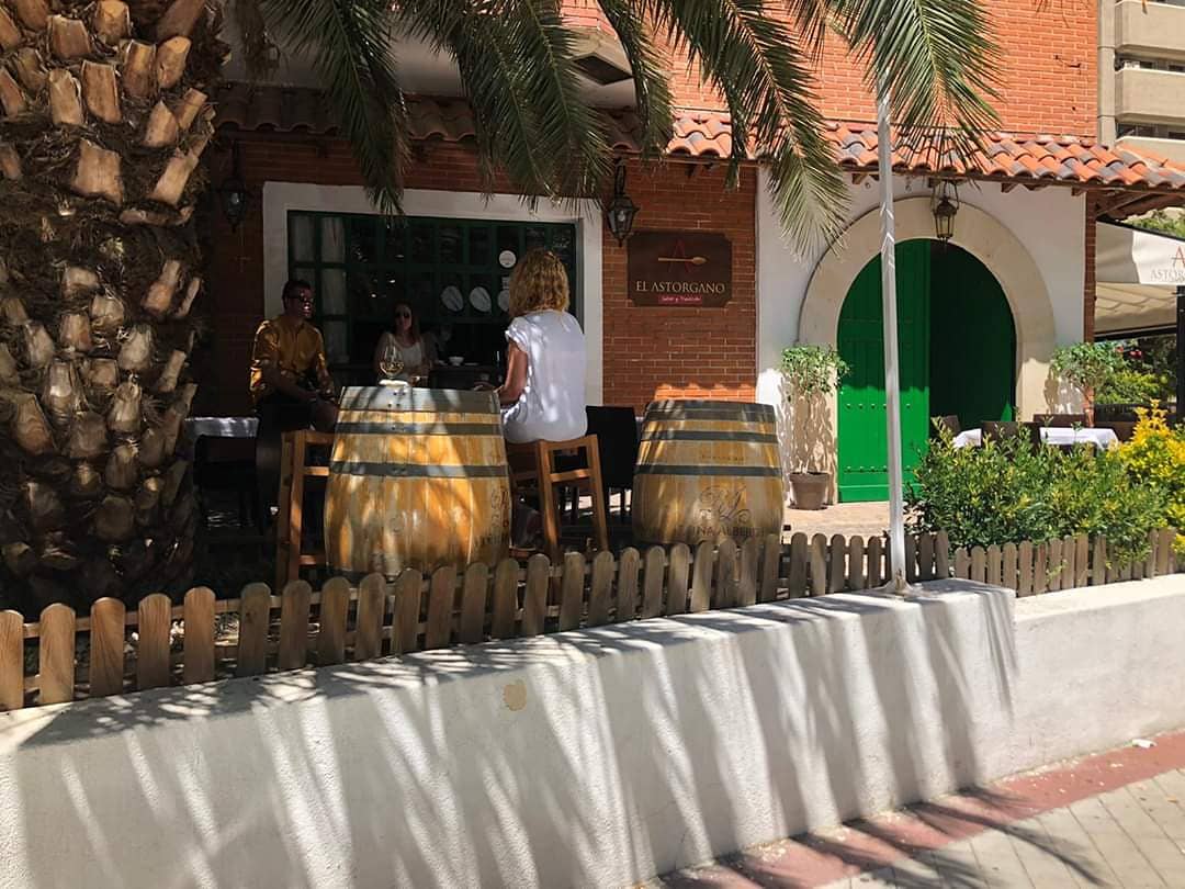 ElAstorgano_'s tweet photo. ¡Todo listo para recibirte en nuestra segunda jornada abiertos!
Puede que no tengamos playa, pero no me digas que no te hemos dejado una #terraza de lo más apetecible... 

Te esperamos en nuestro rinconcito astorgano 😉

#Madrid #separaciónconencanto #cocinaastorgana https://t.co/6rO8m4LfUf