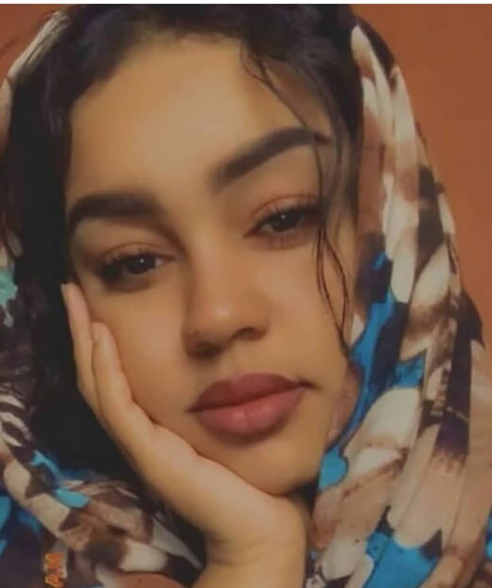 صعب وصفك لانك هالة كلك ضيّ .... فوقك هيبة وأجمل قامة واسمح زيّ .... جمالك في البنات معدوم .... شبيهك ما كحل عيني ّ .... اقدلي وسكتي الخشامة وامرحي في العوازل كيّ .... ❣❤❣