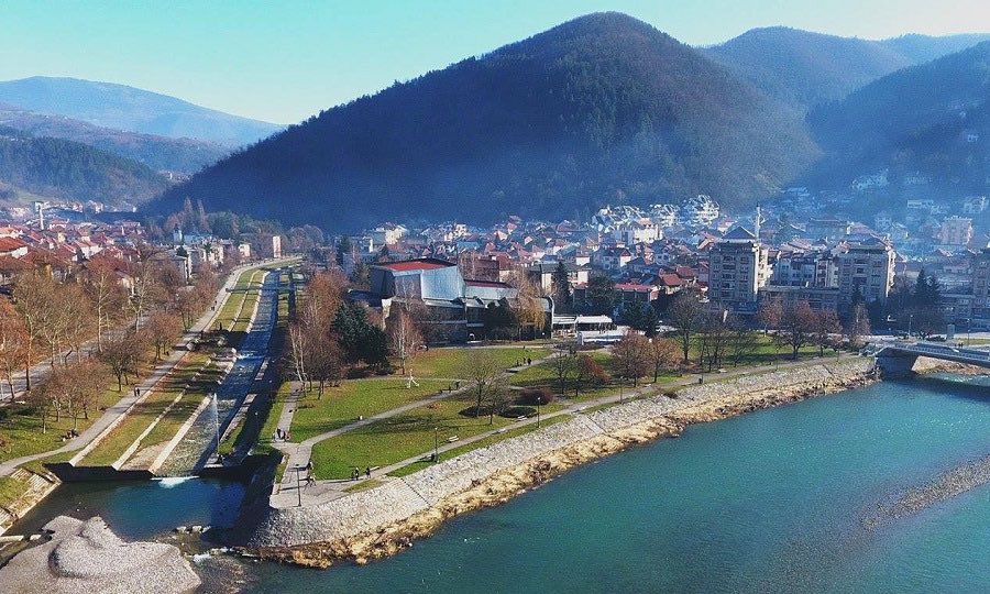 AmmarMesic's tweet image. Na pola je puta od Beograda do mora,a usput malo ko svrati. Jer malo je znakova za one koji bi samo da svrate, nema pored puta kafane s pevaljkom, nema etno sela sa velikim bilbordom, nema čak ni mnogo putokaza za manastire, spomenike i prirodu. 
Zato bih da vas pozovem da dođete