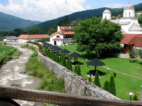 AmmarMesic's tweet image. Na pola je puta od Beograda do mora,a usput malo ko svrati. Jer malo je znakova za one koji bi samo da svrate, nema pored puta kafane s pevaljkom, nema etno sela sa velikim bilbordom, nema čak ni mnogo putokaza za manastire, spomenike i prirodu. 
Zato bih da vas pozovem da dođete