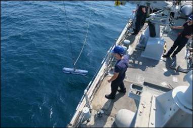 COMUKMCMFOR's tweet image. Everyone loves hide and seek.
 
As it happens, a picture from @HMSBROCKLESBY lowering a drill mine for their counterparts to try and find.  @RoyalNavy #hideandseek