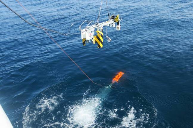 And we are off! Royal Navy Mine Countermeasures Vessel using its ‘SEAFOX’ system to investigate possible underwater threat while on Exercise @RoyalNavy