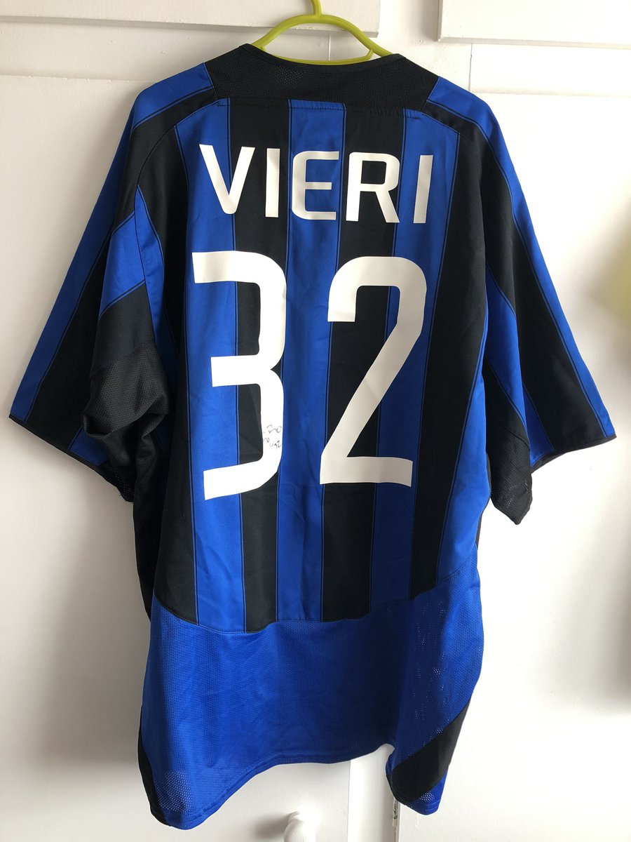 Slatsman's tweet photo. Looking through some old shirts & find this @footballitalia @Inter_en shirt, flip it and it’s @vieri_bobo #Bobo32 on the reverse then noticed it’s signed by the great man https://t.co/7WwtZtw0fo