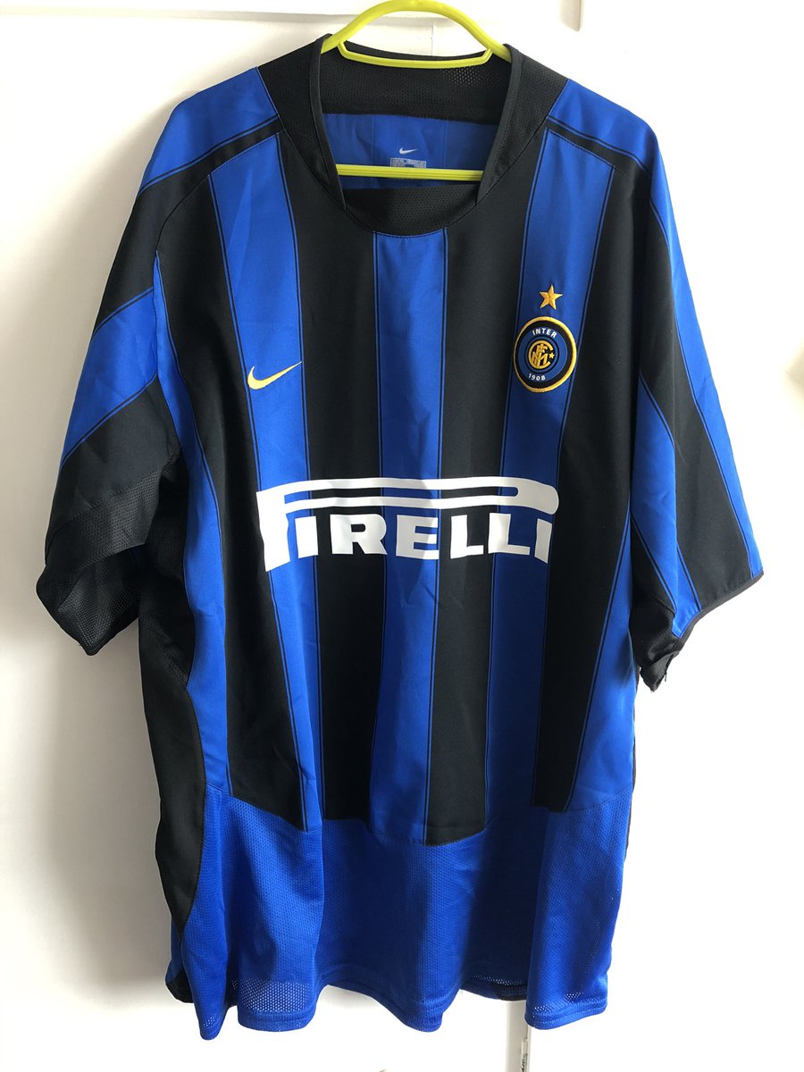 Slatsman's tweet photo. Looking through some old shirts & find this @footballitalia @Inter_en shirt, flip it and it’s @vieri_bobo #Bobo32 on the reverse then noticed it’s signed by the great man https://t.co/7WwtZtw0fo
