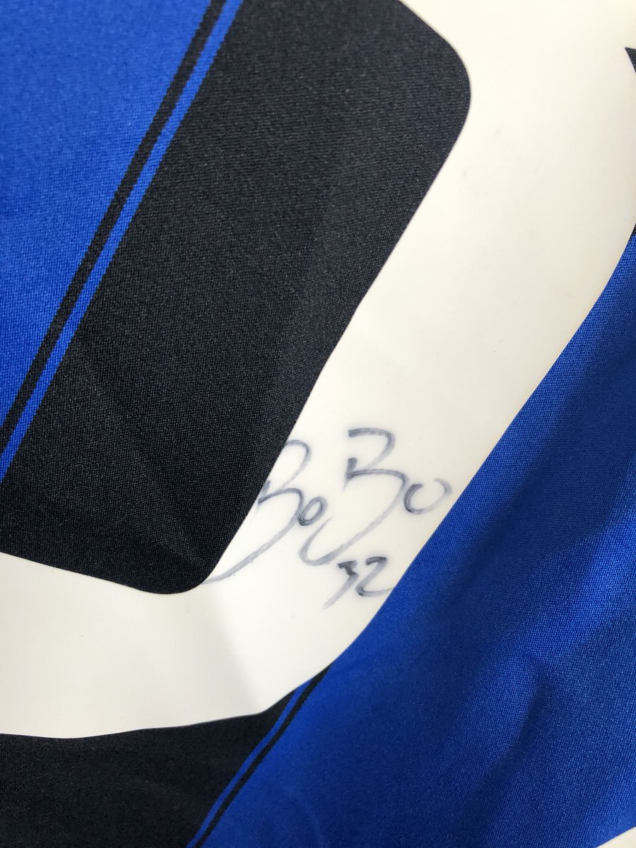Slatsman's tweet photo. Looking through some old shirts & find this @footballitalia @Inter_en shirt, flip it and it’s @vieri_bobo #Bobo32 on the reverse then noticed it’s signed by the great man https://t.co/7WwtZtw0fo