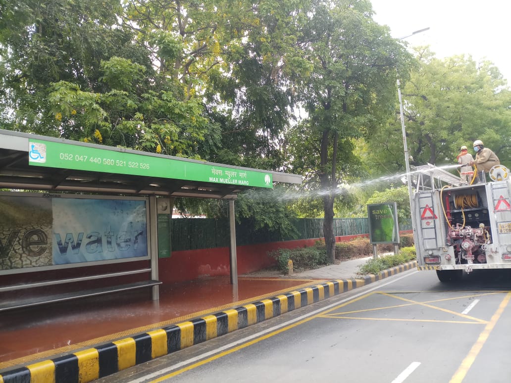 tweetndmc's tweet photo. #CoronaVirusUpdate
#NDMCFightsCoronavirus
#NDMC drive for #disinfection with Fire tankers at Golf link, Zakir Hussain Marg, S.B.Marg, Arch Bishop Marg, Kaka Nagar, Rajesh Poilet Marg, Max Muller Marg etc. at New Delhi.
#WorkForSafety https://t.co/HFJAycXjBa