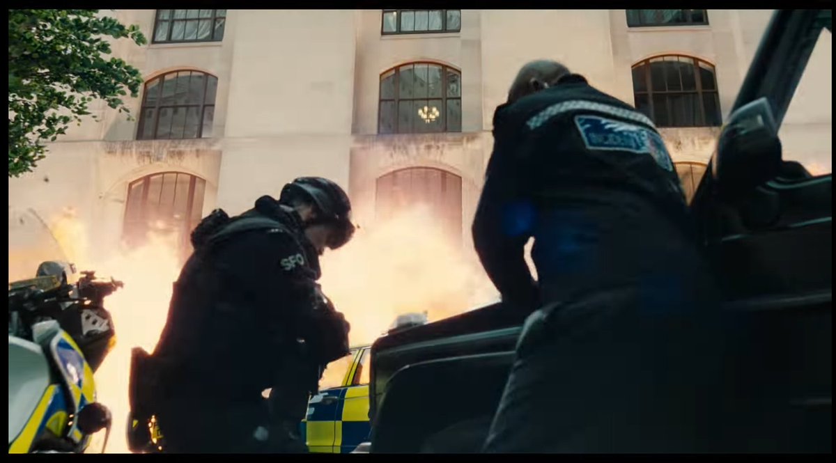 3 - Extended version of the Wonder Woman fight in London (following exactly the scene in which her solo film ended)With one difference: She tries but can't contain the bomb's explosion.