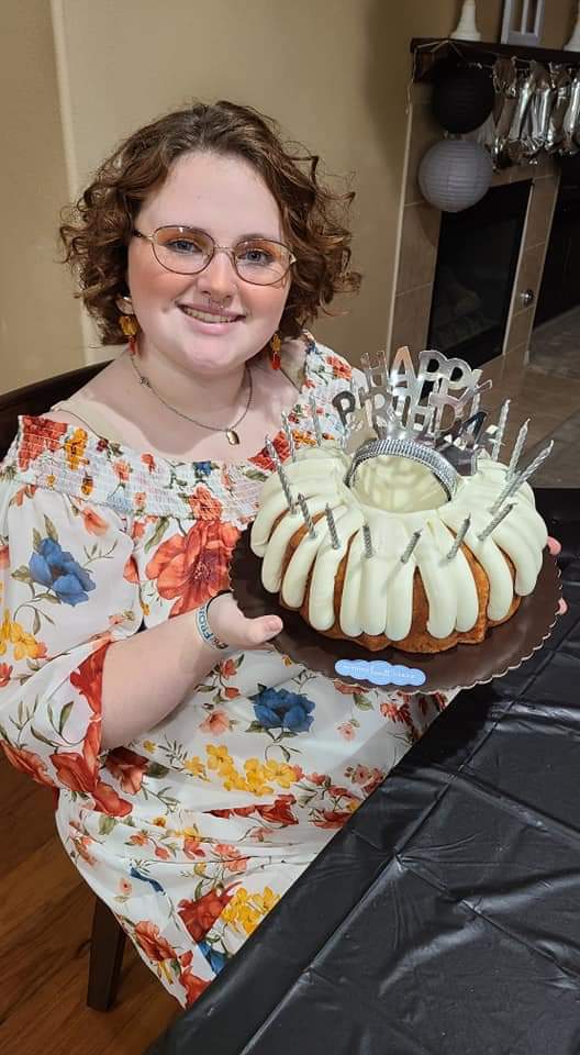 msconstuble's tweet image. Yesterday we celebrated my girl Taylor's 18th birthday 🎂 and graduation 👩‍🎓. I am so proud of her! Graduation on June 10th 🎓 #shelovesbooks #Graduation2020 #mygirl #proudmom #OVHS2020