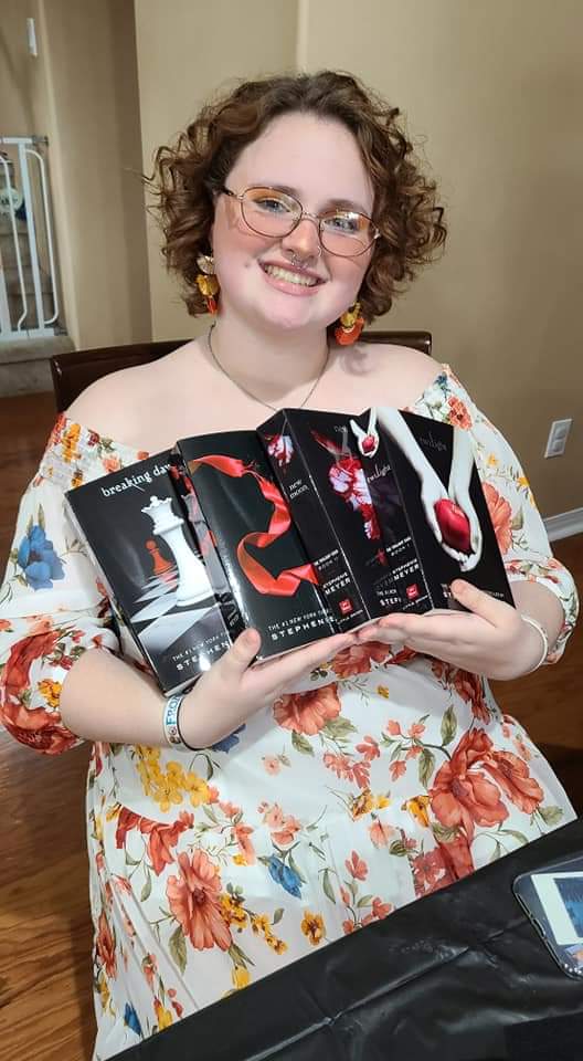 msconstuble's tweet image. Yesterday we celebrated my girl Taylor's 18th birthday 🎂 and graduation 👩‍🎓. I am so proud of her! Graduation on June 10th 🎓 #shelovesbooks #Graduation2020 #mygirl #proudmom #OVHS2020