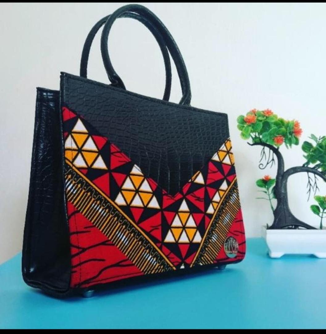 nvpfashionworld's tweet photo. I make bags for a living..
Please retweet my hustle 🙏

#NVP #pregnant #30K #MerryMen2 #Amaka https://t.co/yVKGieQs3x