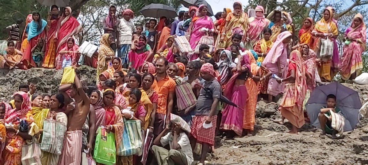 RebuildBengal's tweet image. So much Support needed in the devastated #Sundarbans. Thanks to your generosity, we&apos;re able to reach out to the remote areas where help is slow to arrive.
Donate relief materials: buff.ly/2TSJGnx
Chip in online from anywhere: buff.ly/3gvN7u1

 #CycloneAmphanUpdate