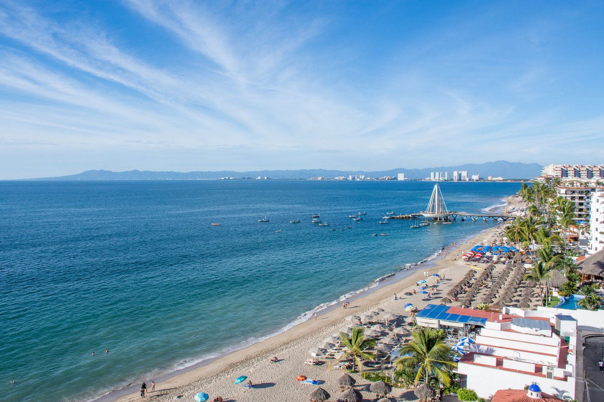 PuertoVallarta's tweet photo. Puerto Vallarta: donde la tierra y el cielo se encuentran con la impresionante Bahía de Banderas. #PuertoVallarta https://t.co/J7r0VqjI7U