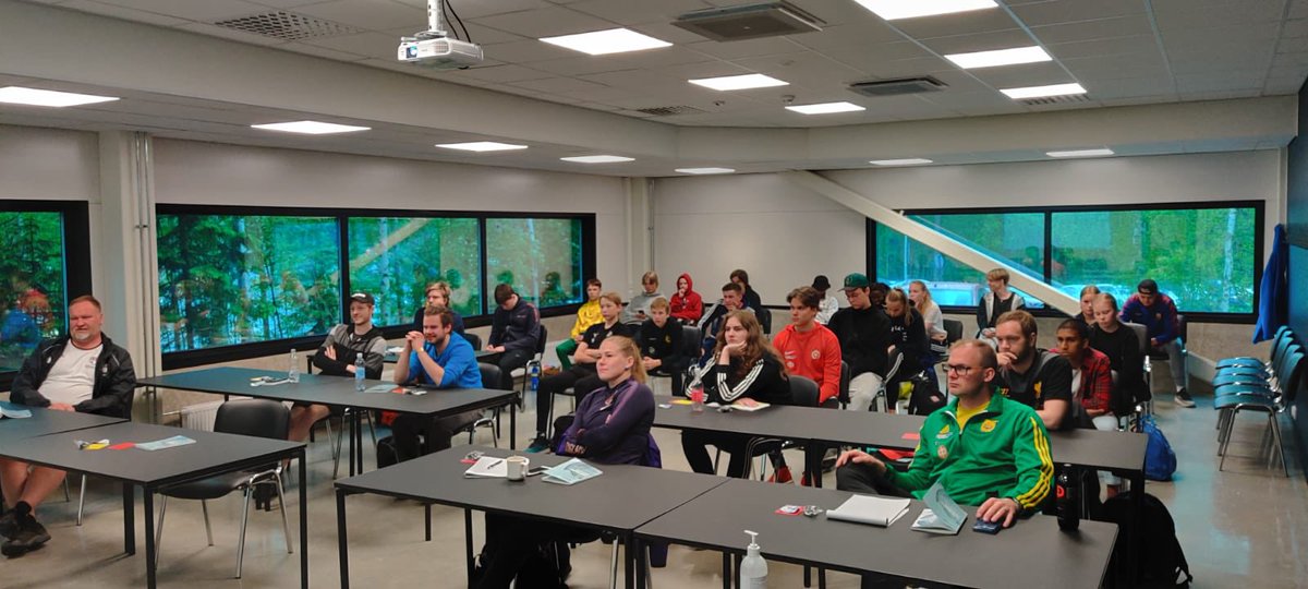 26 uransa alussa olevaa erotuomaria kuunteli Roope Nutikan ja Janne Määttäsen koulutusta erotuomarin peruskurssilla Kauppi Sports Centerillä. Erotuomarikerhon toimintaa kurssilla esittelivät Juha Franssila ja Juuso Jokinen.