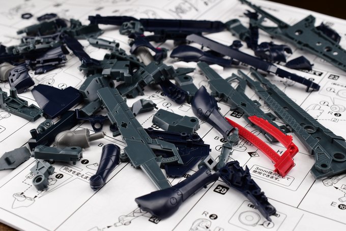 既に一度ノーマルを経験済みとはいえ、穴楓ちゃんの部分塗装が要る部品を切り出すと割と膨大で結構な恐怖を感じる。
基本的に色暗いし、適度に省略してもバレへんバレへん。

MGキュリオスも組んだ。
かっちょいい…。 