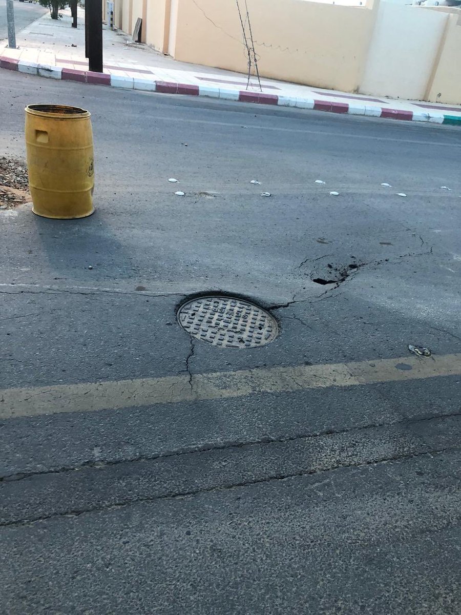 #يحدث_في_بيشة 
هبوط في الإسفلت في شارع الإمام البخاري أمام تعليم بيشة القسم النسائي ، وتطوع مواطن بوضع حاوية للتحذير منه !!
هل من نهاية لمسلسل الهبوط في شوارع #بيشة ؟!!!
<a href="/asirmunicipal/">أمانة عسير</a> 
<a href="/Baladia_Besha/">بلدية محافظة بيشة</a> 
@baladi_bisha