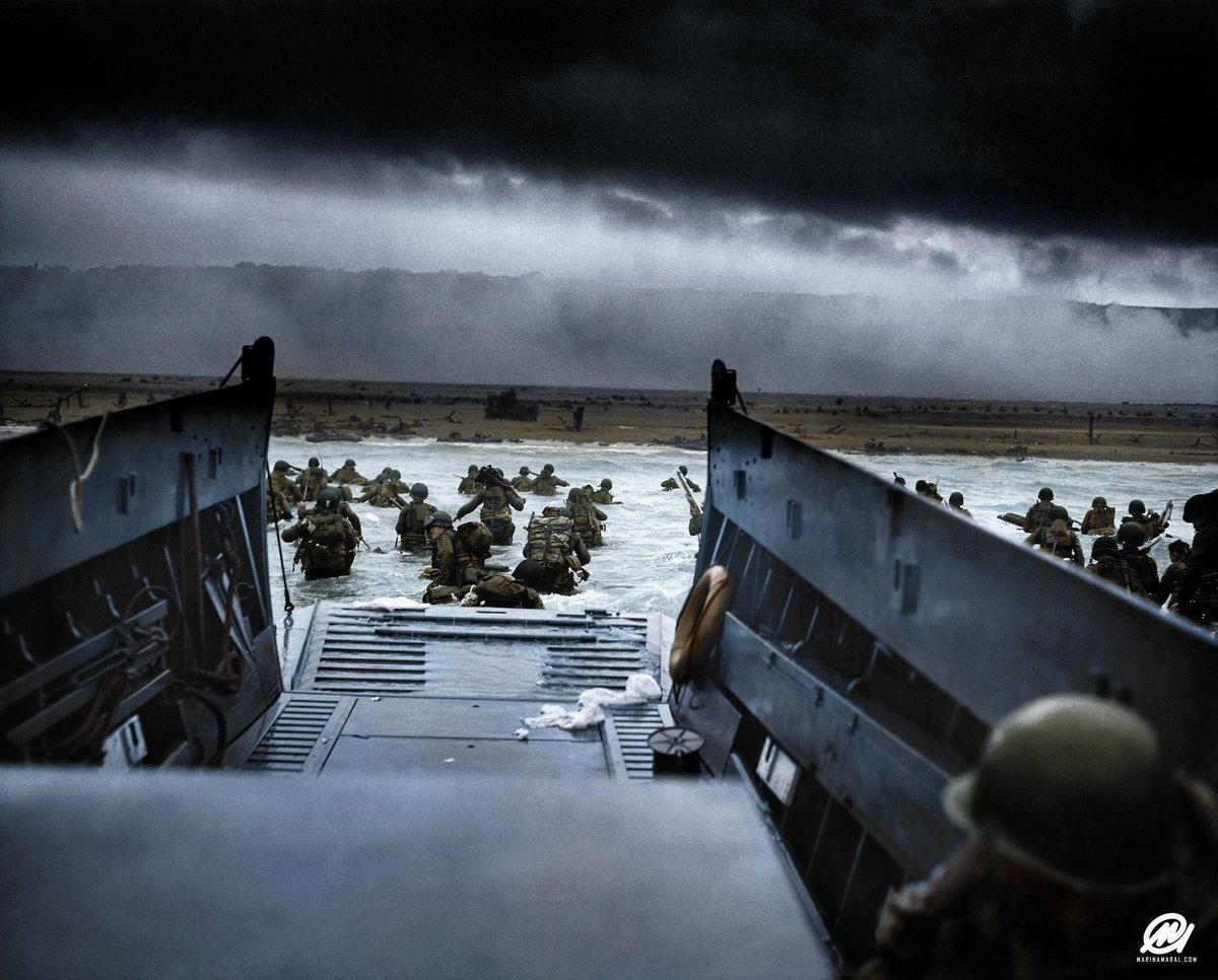 perezreverte's tweet photo. 6 de junio, playa Omaha, foto Robert Capa. Obsérvenlos con detalle. Hacia dónde se mueven y lo vacía que está la lancha. Podrían ser sus hermanos, sus maridos o sus hijos. A veces, por mucho que los conozcas o los desprecies, no puedes menos que admirar a los hombres. https://t.co/D02KaJjh1j