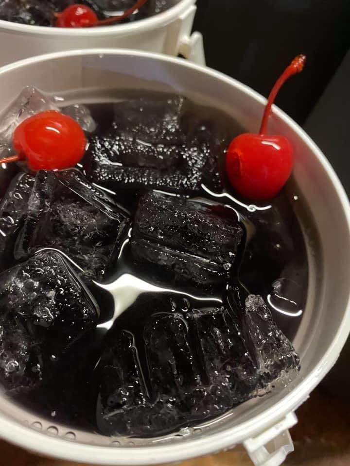 _Last_Call_'s tweet image. Stop by tonight for a Purple People Eater! No Cover for 21+ #HurricaneParty 👀