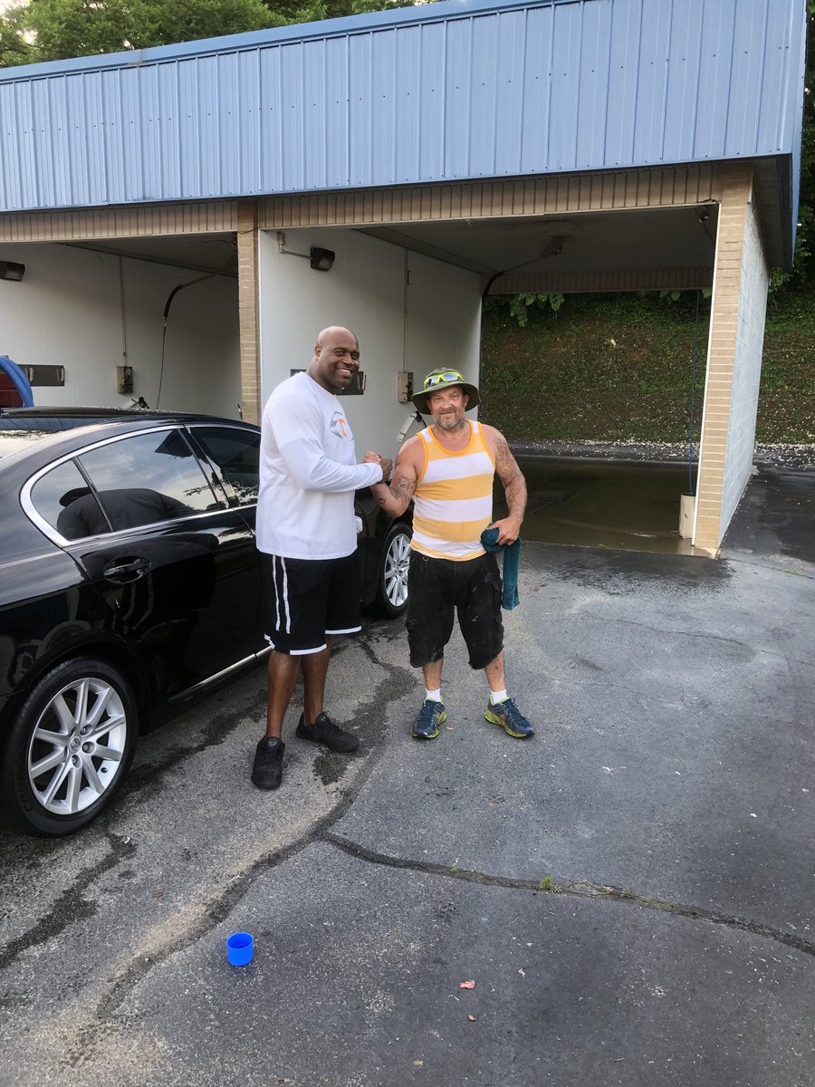 Byrongillespie7's tweet photo. This man washed my car for nothing and I don’t even know him! He fully detailed my just because. He owns his own construction company! Thanks Michael! #ridingclean #wemustunite #🤜🏿🤛 https://t.co/eeq1ztg6YR
