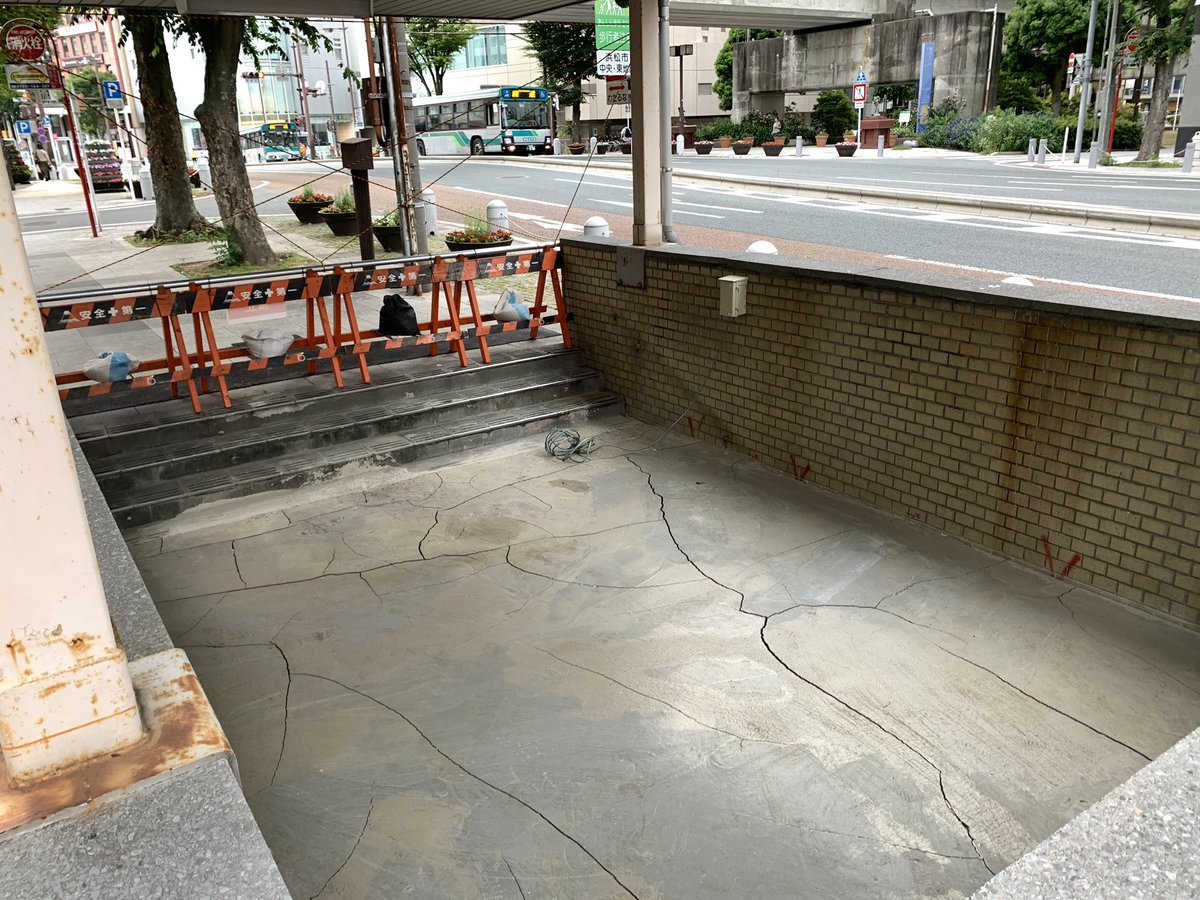 ccaken's tweet photo. 浜松駅前の地下道への階段は「普通に」埋められていた。 https://t.co/W1EXBQ4Ruo