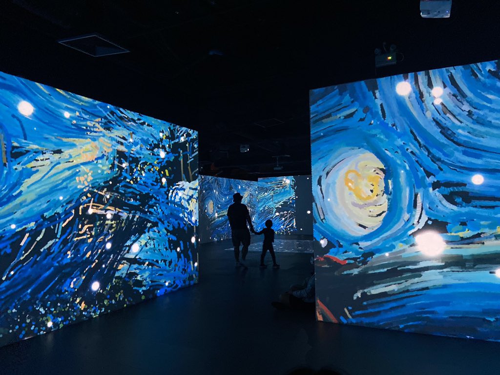 hiddenthread_'s tweet photo. เราเพิ่งไปดูงาน #vangoghlifeandart ที่ river cityมา แอบตื่นเต้นนิดนึง เพราะเป็นการไปดูงานศิลปะครั้งแรกในรอบหลายเดือนตั้งแต่lockdown ภาพ แสง สี ดนตรีดีเหมือนเดิม! ได้รู้จักงานของ van gogh เพิ่มขึ้นเยอะเลย ดีอ่าใครว่างๆ แนะนำเลยฮะ ปล.อย่าลืม social distancingกันน้า https://t.co/cY3qzVafPp