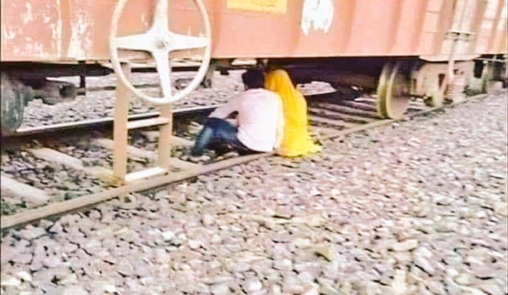 ApnaySahb's tweet photo. Darakht LagaAyein ApnaAy LiyeEe Na Saii EnkaAy liyeEe He Sai..😂✌
#Wrongnum https://t.co/hVwPfNaTVQ