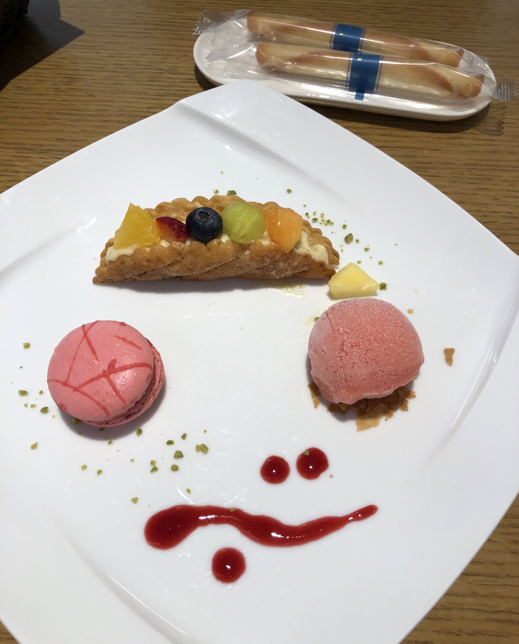 せつないオトナの会 先日 ヨックモックが医療従事者にお菓子の無償提供をしておられたのを見たので 青山に行ったついでに ヨックモック青山本店 ブルー ブリック ラウンジ で遅めランチを あーー こんなゆったりしたランチいつぶりだろう ガレット