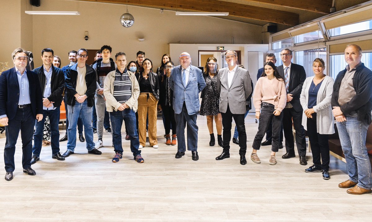 ASantini_Issy's tweet photo. À l’Espace Savary ce matin pour remercier le formidable travail des bénévoles du #FabLab d’@Issylesmoul déployé lors de la crise sanitaire. #Visieres #COVID19 

@ISEP @Issylesmoul @OrangeIDF https://t.co/PRsqBHbd3V