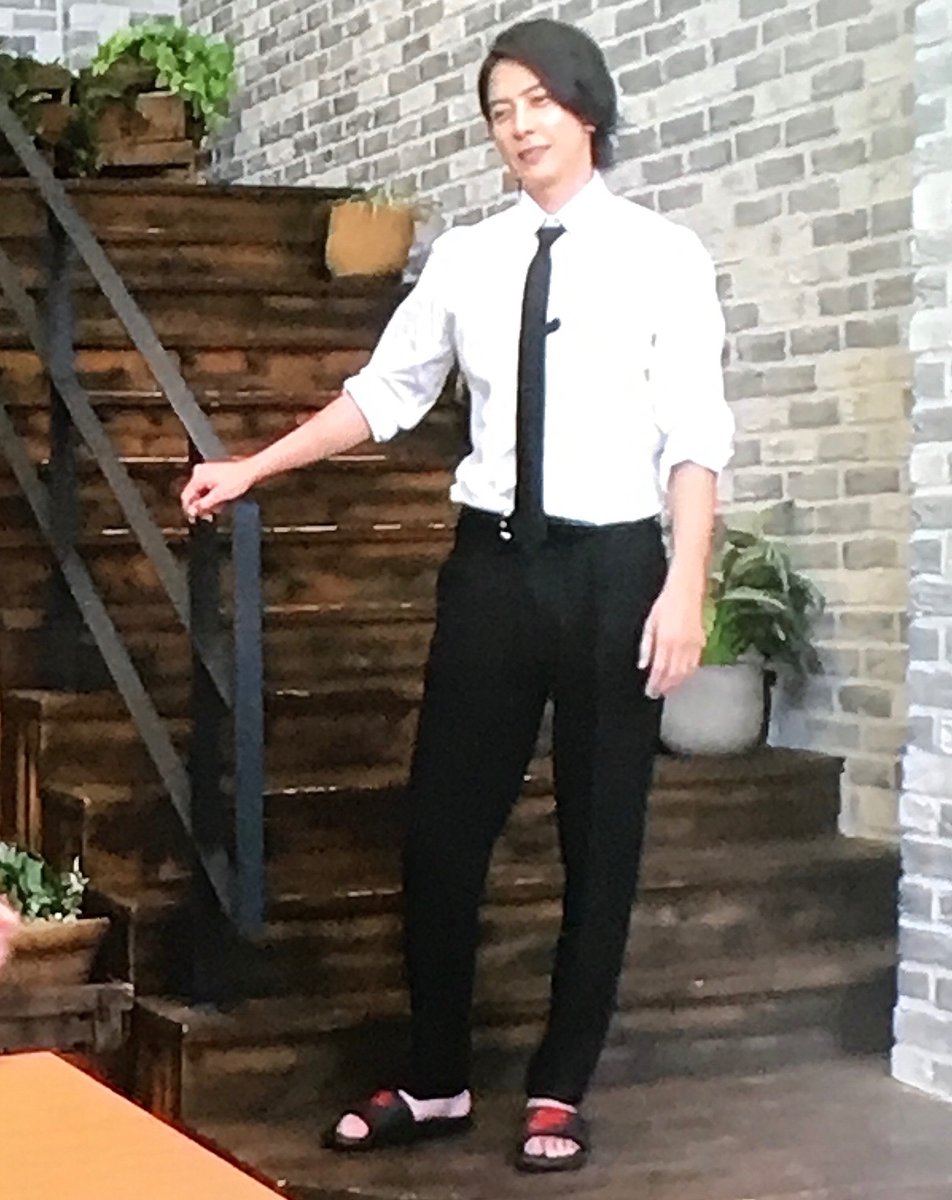 れれ スーツにスリッパサンダル許されるのまじ山下智久だけだから 私の小学校の頃の担任とは大違い 山下智久 嵐にしやがれ