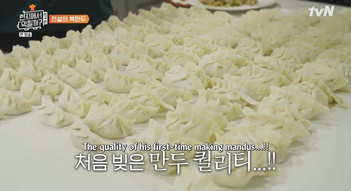 Phi_216's tweet photo. I'm surprised there're as many mandu at "slow" Ric's pile as the other pile on the right 😄

#Shinhwa #Eric #EricMun #4WheeledRestaurant #4WR #에릭 #문정혁 #신화 #현지에서먹힐까 https://t.co/sokVpnaqSp