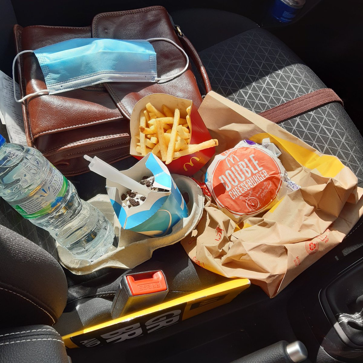 Bill_Cameron's tweet photo. #McDonalds #Nairn #DoubleCheeseBurger #MediumFries #OreoMcFlurry #water - it had to be done to mark the reopening a few days ago 👍😎🤣🍟🍔
•
Hope you're all having a great #Saturday 😘😁 https://t.co/UlBsngrOSb