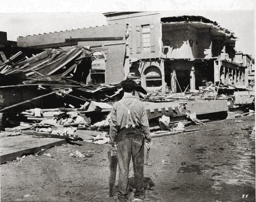 BusterKeatonSoc's tweet photo. Never one to miss the chance for a gag, #BusterKeaton adds two simple props to elevate a scene of destruction to a moment of humor in this promo pic. Can he fix it? Yes he can! Watch ‘#SteamboatBillJr’ as part of our DIY #MovieMarathon - #BusterBinge
https://t.co/dRtov5kChI https://t.co/Xif1KVUDkz