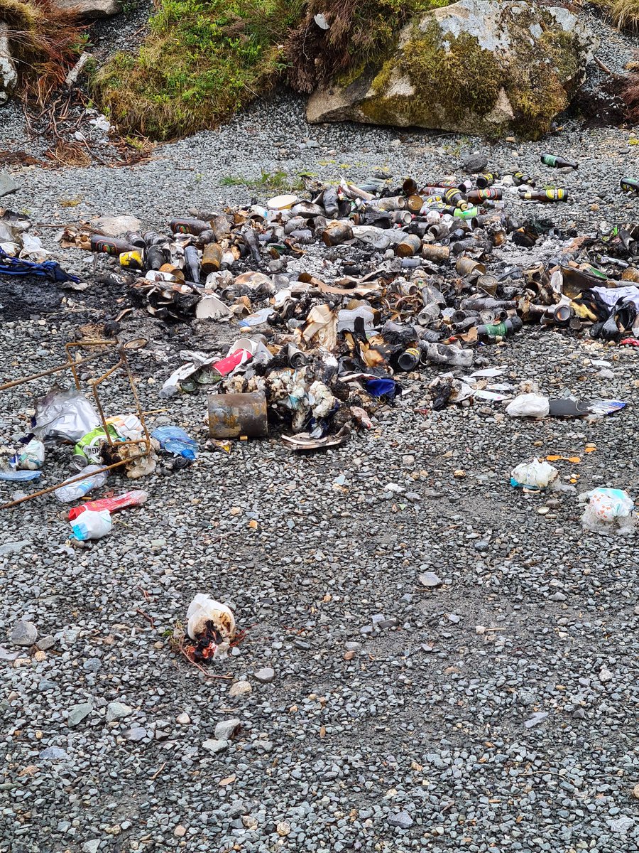 MrsFitz09's tweet image. 2 photos taken in the same spot...1 infront and one behind me..... what kind of absolute scum does this...nappies, beer bottles, tequila bottles and who knows what else! #rubbish #Dumping #scum #wicklowmountains