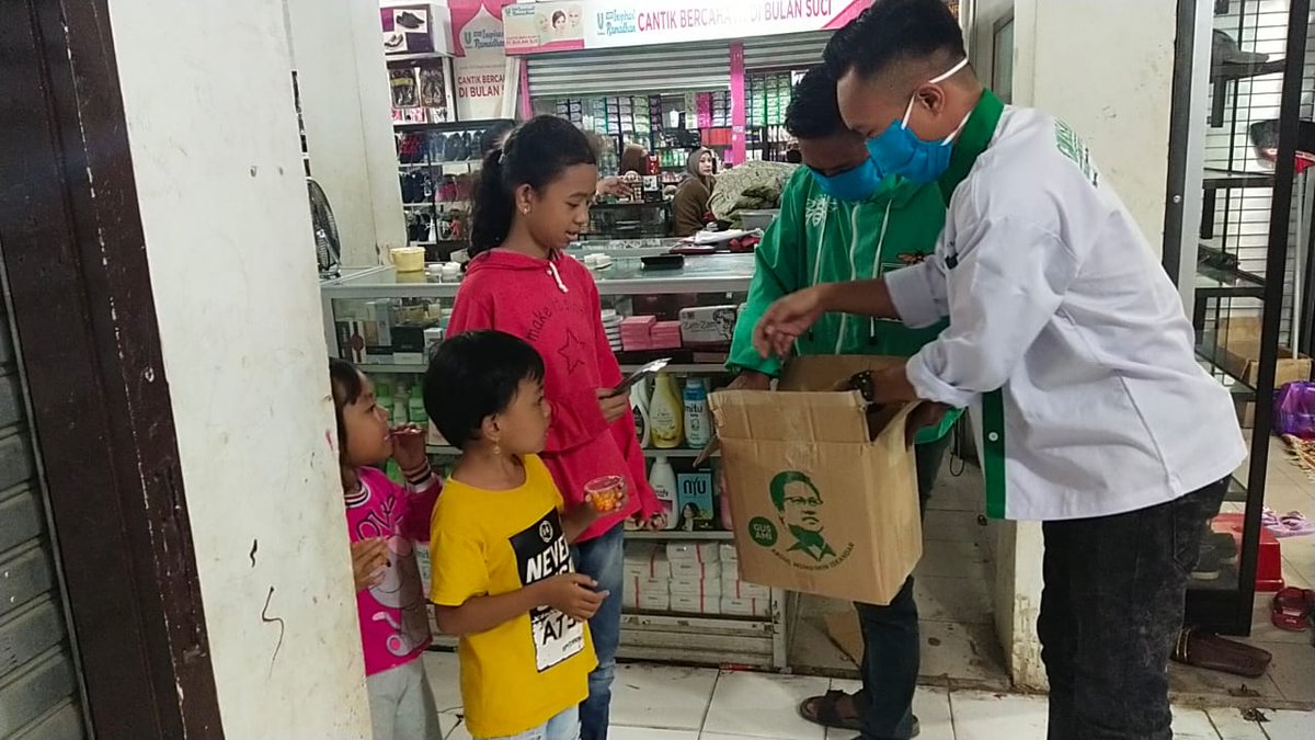 DpcPKB_Pinrang's tweet photo. Gerakan 1Juta Masker 
#GusAmi 
#Aksi_Melayani_Indonesia
#DpcPkbPinrang @cakimiNOW @DPP_PKB @azhar_arsyad @IsmailMangngaga https://t.co/jMNdLyn0XD