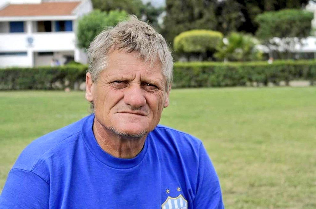 gytoficial's tweet photo. Hoy está de festejo el querido e inolvidable Luis Viano. Se cansó de gritar goles y de enseñarle a nuestros chicos el amor por la camiseta y el sentido de pertenencia. Ex goleador y DT, siempre ligado a nuestra camiseta ¡Feliz cumpleaños Gringo! https://t.co/pIuRHFyARH