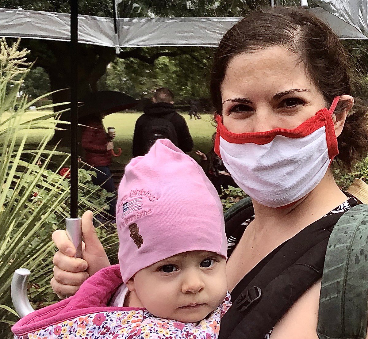 JessASpecs's tweet image. My daughter’s first protest. She can’t yell “black lives matter!” yet but one day she can and she will. 💜
#RecentlyWalkingAlreadyMarching
#ProtestForBlackLives