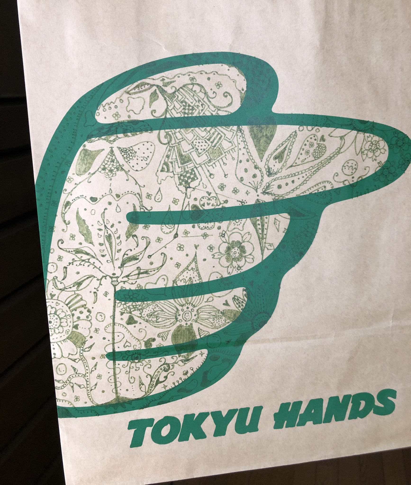 ねこは トマトが好き 異動してしまう職場の先輩へ プレゼントする時の袋に描かせてもらった 久しぶりに描いた 喜んでくれることをいのる 本当に素敵な先輩だったので 辛いです 東急ハンズ イラスト Illustration ペン画 手書きツイート