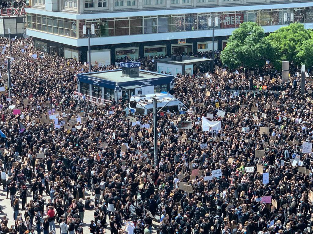 Aktuell auf dem #Alexanderplatz: „Sind die Abstandsregeln heute ausgesetzt Herr Innensenator? Das bekommen sie mit schwachen Coronaregeln und ohne Unterstützung von Bund und Ländern dauerhaft nicht in den Griff!“ (Hauptsache wir tragen beim Friseur alle eine Maske) B.Pfalzgraf