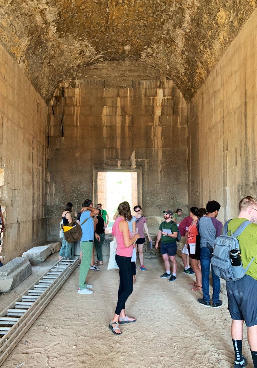 In terms of its plan, the Hephaisteion is a ‘canonical’ Doric temple, 6x13 columns and measuring some 31x14m. Pausanias writes that the temple housed bronze statues of Athena & Haphaestus. The interior is barely recognizable, but Travlos offers this (imaginative?) reconstruction! – bei  Ναός Ηφαίστου (Temple of Hephaistos)