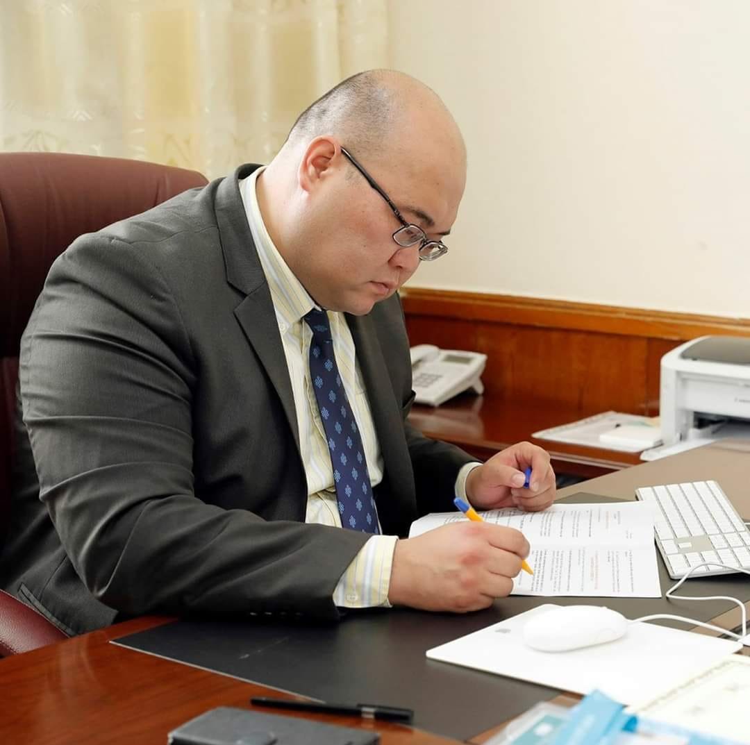 Ц.Анандбазарын оронд Булганаас Болдбаатарын Гүнбилэг хэмээх хуульч залуу гараад ирдэггүй юм байх даа. Тийм аз, ёндоо Булганчуудад байдаггүй юм болов уу.