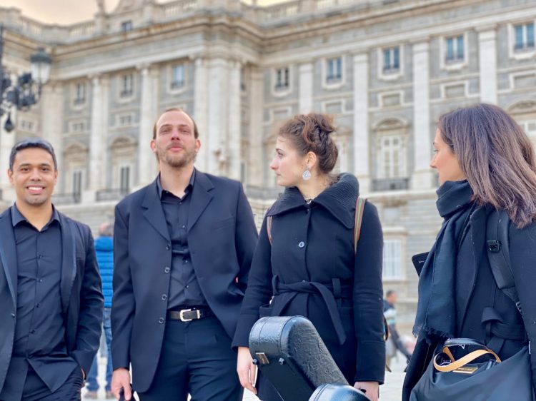 #Música DE LA MANO CON EL ÁRBOL SONORO, por  Gleyda Domador Lozada. 

Musito, Rasgueo y Arpegio de Venezuela a Madrid con Seis Cuerdas. 

ow.ly/8HoL30qN1pg