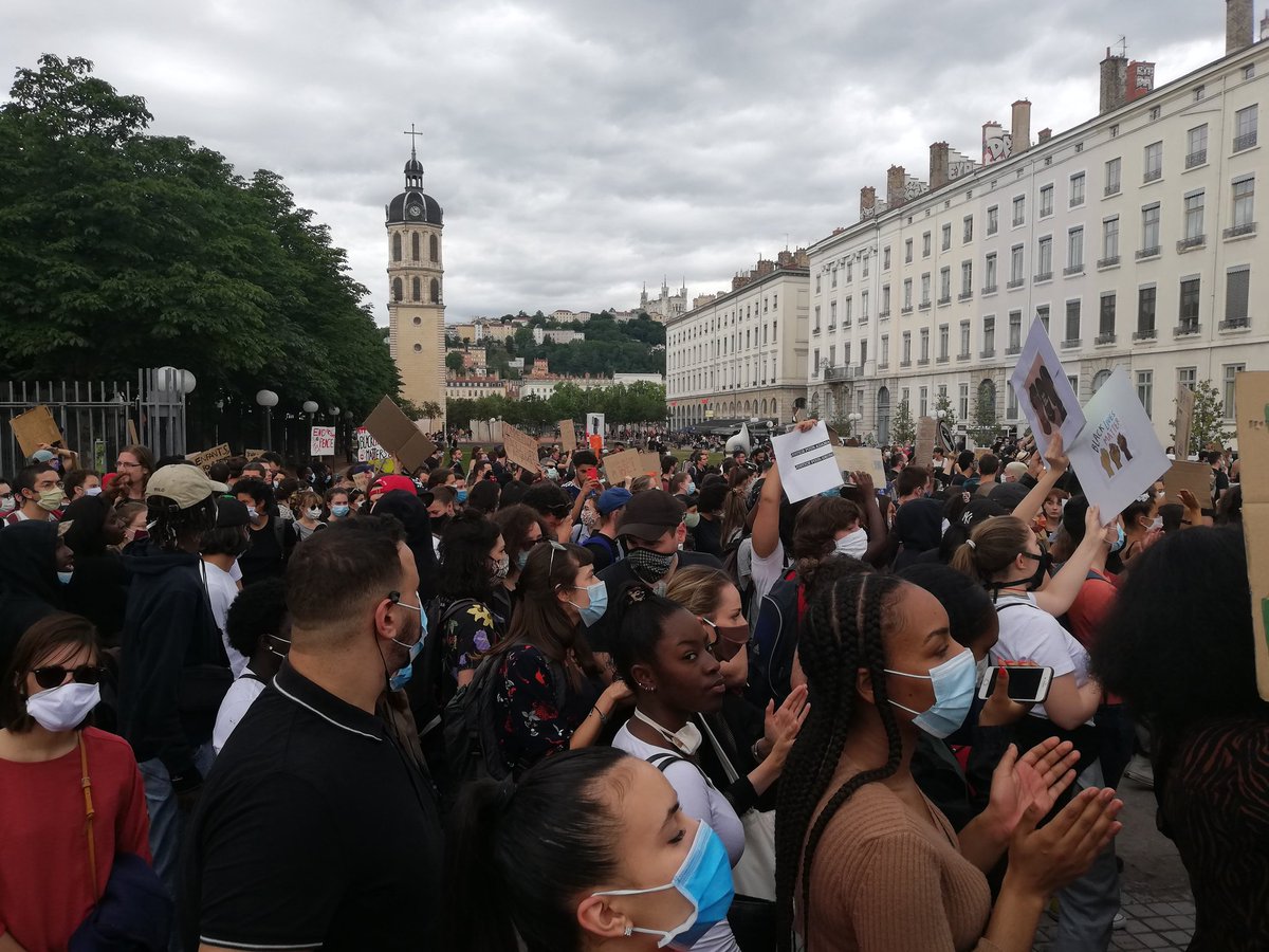 CarolineMaryseG's tweet photo. 🔴 #Lyon debout et unie pour la #justice et pour la #paix, contre les #ViolencesPolicieres et le #racisme !
Parce que le monde de demain doit être différent ! 
#PasDeJusticePasDePaix
#BlackLivesMatter
#6juin https://t.co/jOUba5jl57