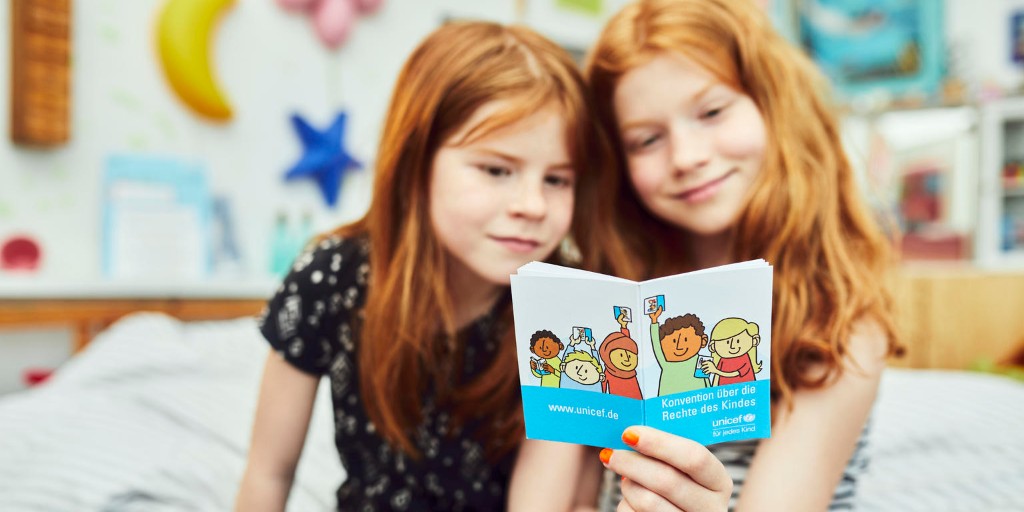 UNICEFat's tweet photo. Was sind nochmal Kinderrechte? 

Am 20. November 1989 wurde die Kinderrechtskonvention ins Leben gerufen und alle Kinder weltweit bekamen umfassende Rechte - zum Beispiel das Recht auf bestmögliche Gesundheit. Und das gilt auch in Zeiten der Coronakrise! https://t.co/Nc57KDEAjV