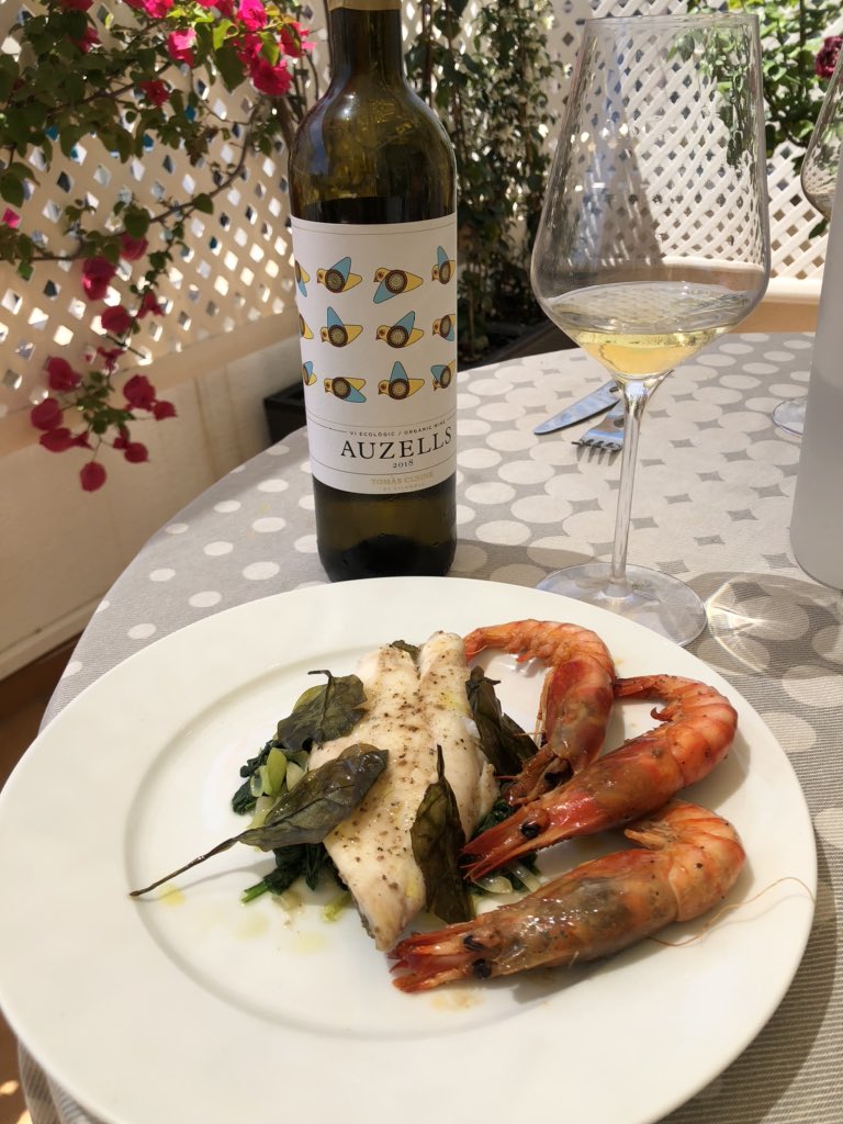 Poll (@lo_shaun) on Twitter photo No hem pogut fer els tres tastets del #vi62020 organitzat per <a href="/LaBodegaBorges/">La Bodega de Borges</a> perquè no és plan de tenir tantes botelles obertes però n’hem obert una: un Auzells. L’hem maridat amb un gall de Sant Pere amb espinacs i alls tendres i unes gambes de regal. Demà més. No hem pogut fer els tres tastets del #vi62020 organitzat per <a href="/LaBodegaBorges/">La Bodega de Borges</a> perquè no és plan de tenir tantes botelles obertes però n’hem obert una: un Auzells. L’hem maridat amb un gall de Sant Pere amb espinacs i alls tendres i unes gambes de regal. Demà més.