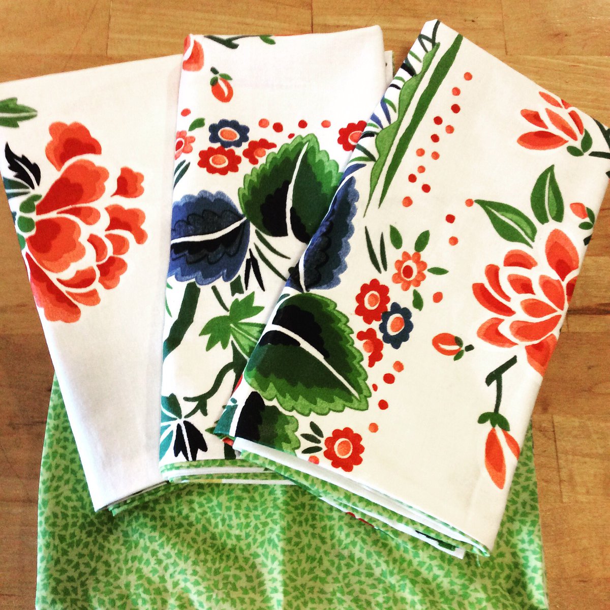 fruitionbyjenni's tweet photo. We will be listing this pretty set of reversible cloth napkins in our Etsy shop today💚♻️ #ecofriendlyproducts #newportri #fruitionbyjennifield #etsy https://t.co/CQ3JimUoRT